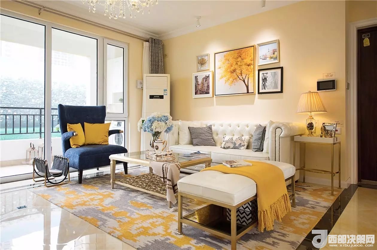 沙發(fā)背景墻選對(duì)裝飾畫，才能美了整個(gè)客廳空間！