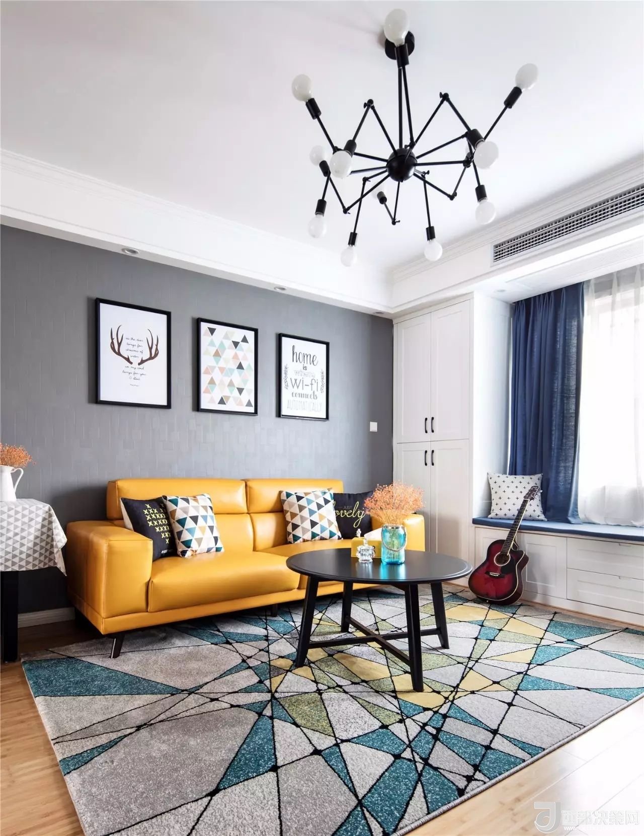 沙發(fā)背景墻選對(duì)裝飾畫，才能美了整個(gè)客廳空間！