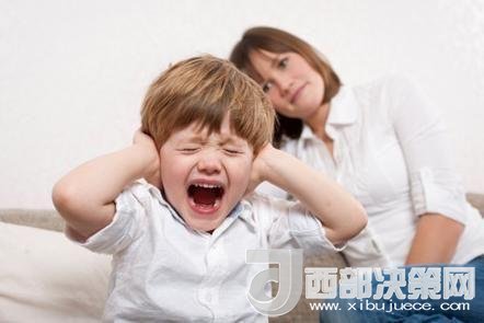 這時(shí)孩子可能會(huì)一直哭，甚至觀察父母的反應(yīng)。父母這時(shí)候可以讓他哭，哭累了自然就會(huì)停下，要讓孩子明白“鬧起來沒道理我不會(huì)心疼你”。