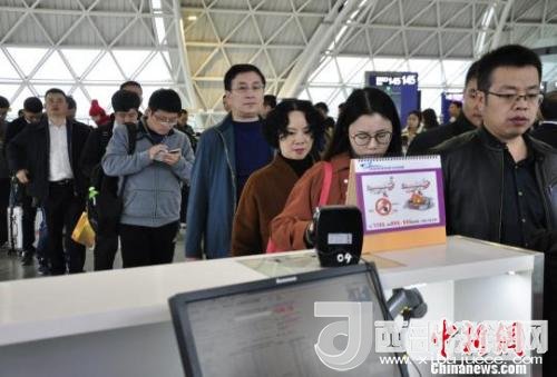 圖為旅客等待進入客艙。　呂俊明 攝