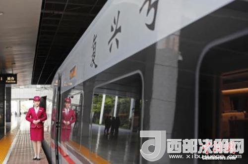 資料圖：4月10日，列車員在“復(fù)興號”列車旁迎接旅客的到來。 <a target='_blank'  data-cke-saved- >中新社</a>記者 殷立勤 攝