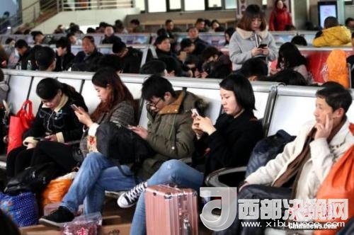 資料圖：移動互聯(lián)網(wǎng)時代，旅客都拿著手機打發(fā)時間。<a target='_blank' >中新社</a>記者 王中舉 攝