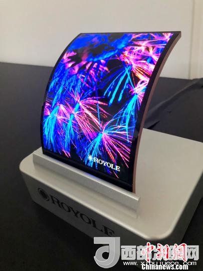 柔宇科技全柔性顯示屏在固定曲面上的應(yīng)用?！∪嵊羁萍脊﹫D 攝