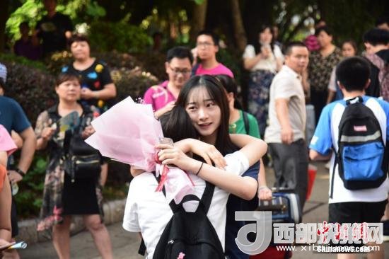 資料圖：一名家屬擁抱走出考場(chǎng)的考生。 王以照 攝