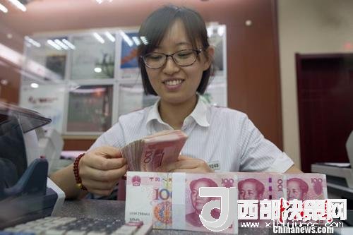 7月5日，山西太原一銀行工作人員正在清點(diǎn)貨幣。人民幣對美元匯率中間價在經(jīng)歷了過去11個交易中的10次下調(diào)后終于迎來大漲。5日，中國外匯交易中心公布人民幣對美元匯率中間價報6.6180，較前一交易日大幅上調(diào)415個基點(diǎn)，創(chuàng)下自2017年10月11日以來的最大升幅。<a target='_blank' >中新社</a>記者 張云 攝