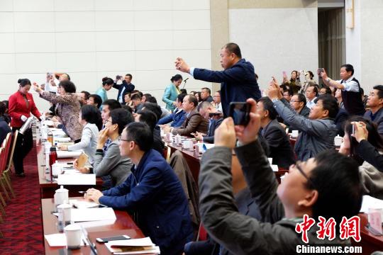 圖為與會嘉賓認真聽取專家演講?！±铍h 攝