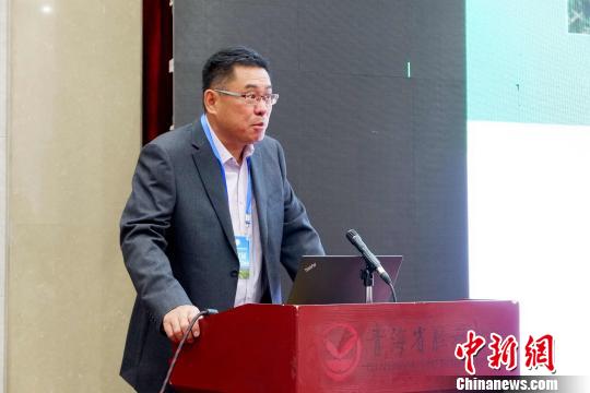 圖為青海省農(nóng)林科學(xué)院副院長、國家大麥青稞產(chǎn)業(yè)技術(shù)體系崗位科學(xué)家遲德釗正在發(fā)言?！±铍h 攝