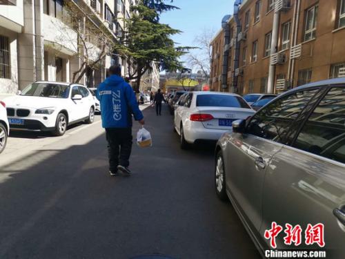 圖為餓了么配送員正在送餐。 謝藝觀 攝