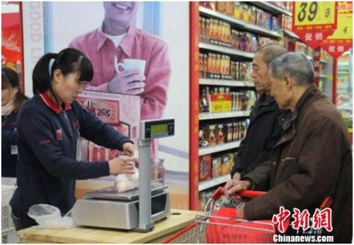 資料圖：在保定市北市區(qū)一家大型超市內(nèi)，促銷員正在為購買雞蛋的市民稱量、打包。李芳華 攝