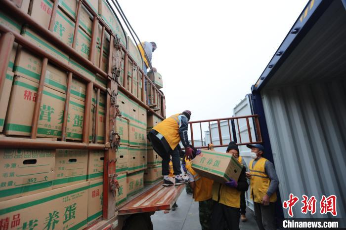 圖為鐵路裝卸作業(yè)人員正在將云南特色農(nóng)產(chǎn)品裝入集裝箱?！詈?攝