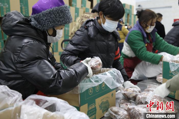 當(dāng)雄縣民眾打包當(dāng)?shù)氐奶禺a(chǎn)，“有身份證”牦牛肉?！‘?dāng)雄縣 供圖 攝