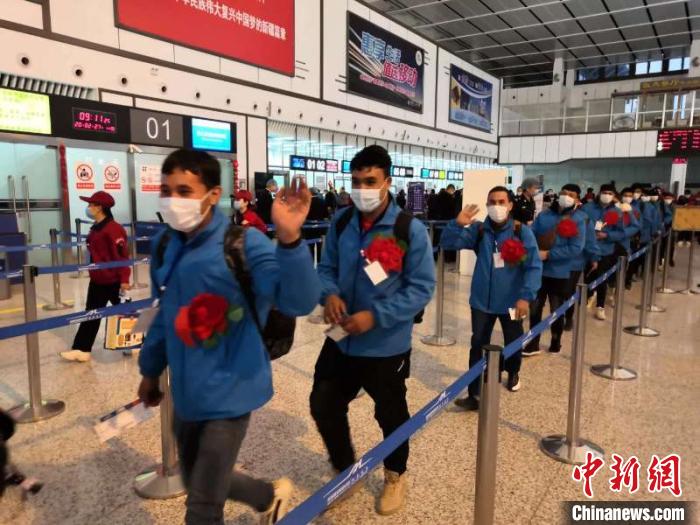 外出務(wù)工人員有序排隊(duì)辦理登記手續(xù)?！O友軍 攝