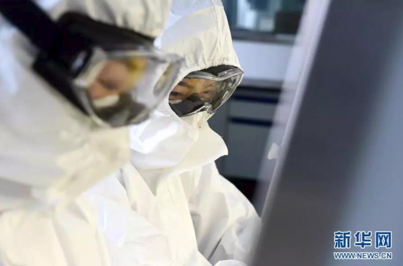 ▲資料圖片：負(fù)責(zé)新型冠狀病毒核酸檢測的工作人員，在實(shí)驗(yàn)室進(jìn)行樣本處理。（新華社發(fā) 周牧 攝）