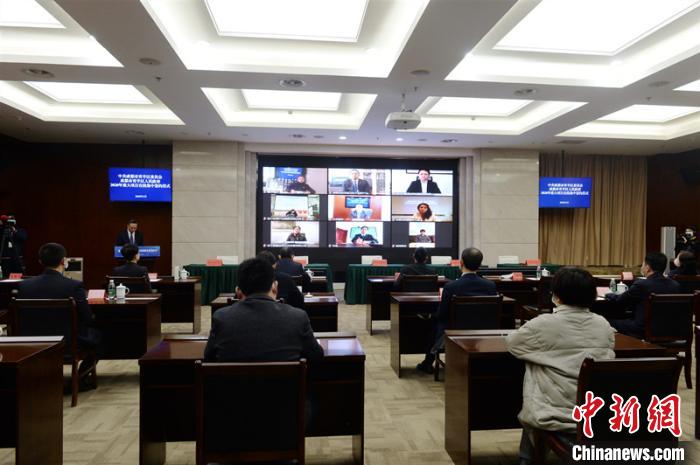 青羊區(qū)2020年重大項(xiàng)目在線集中簽約儀式現(xiàn)場(chǎng)。青羊區(qū)委宣傳部供圖