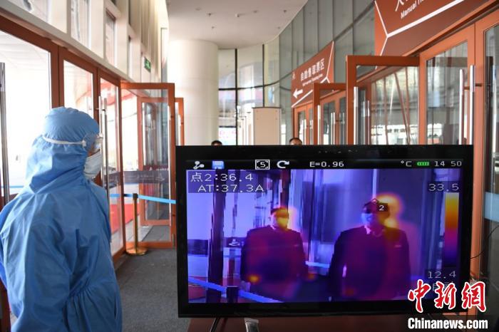 圖為游客步行通過紅外線測溫通道?！钇G敏 攝