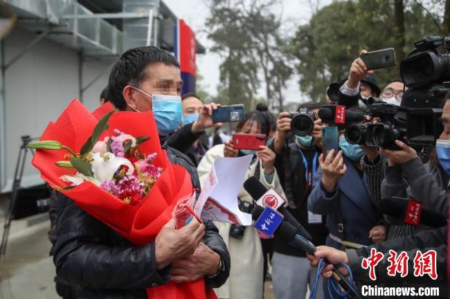 圖為貴州省最后一名新冠肺炎確診患者從貴州省將軍山醫(yī)院出院，患者接受媒體采訪?！■暮陚?攝