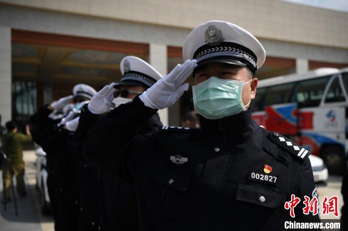 圖為交警們向醫(yī)療隊(duì)敬禮?！】灯?攝