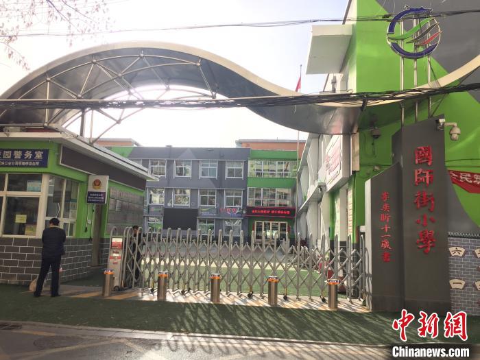 校門(mén)口設(shè)置臨時(shí)等候區(qū)，區(qū)域四周5米為禁行區(qū)?！「呷鸱?攝