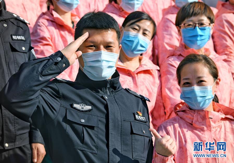 （習(xí)近平致敬的戰(zhàn)“疫”英雄·公安干警篇·圖文互動）（1）他們，抗疫一線鑄警魂