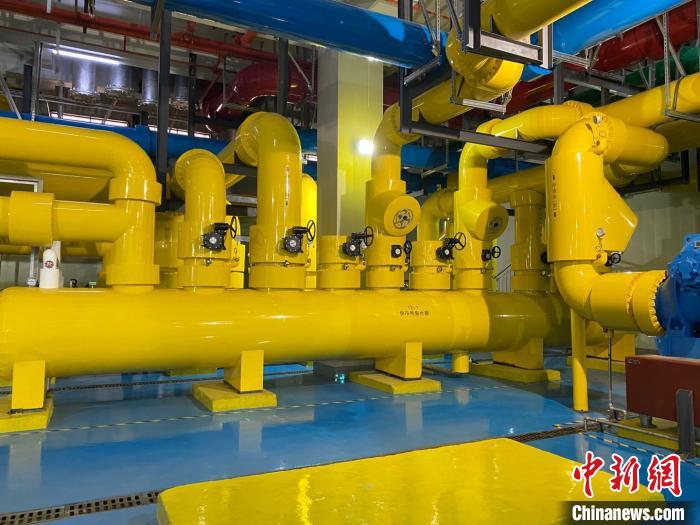 圖為中國移動云南數(shù)據(jù)中心冷卻系統(tǒng)?！⊥蹯簛?攝