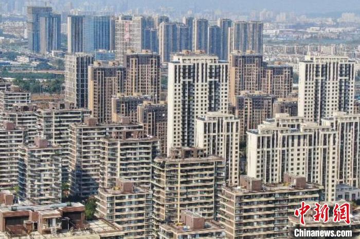 房地產行業(yè)作為特殊的商品銷售業(yè)，受疫情影響，一些企業(yè)資金回籠困難，亟待金融和稅務部門的政策支持?！°蟛?攝