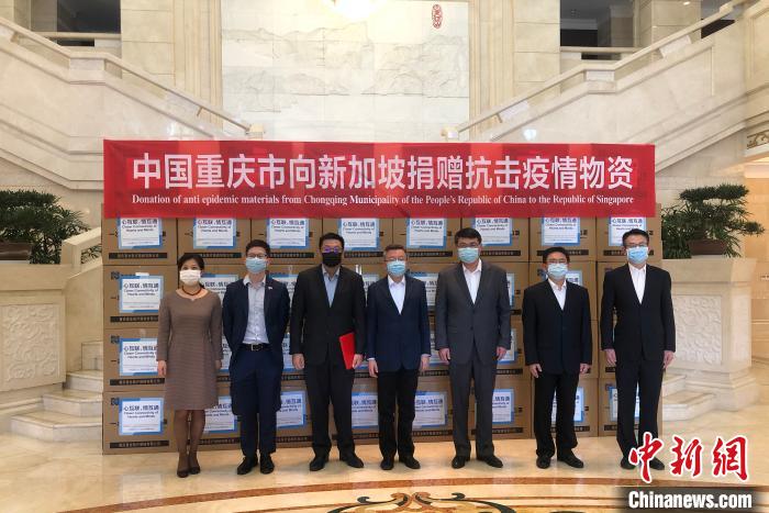 圖為捐贈方與接收方代表合影留念?！⑾嗔?攝