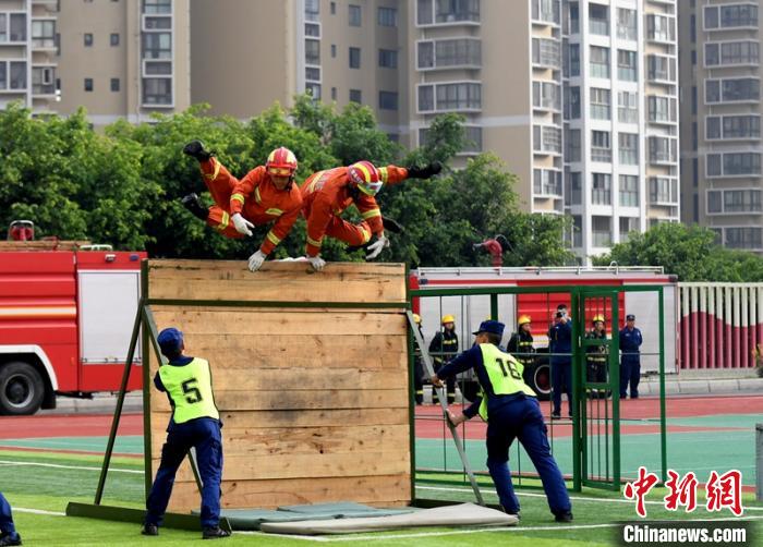新消防員進(jìn)行消防障礙接力操展示?！⒅铱?攝