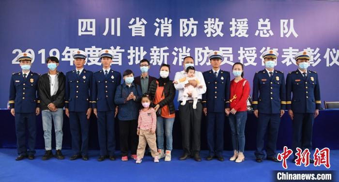 3名新消防員與親人現(xiàn)場見證授銜儀式?！⒅铱?攝