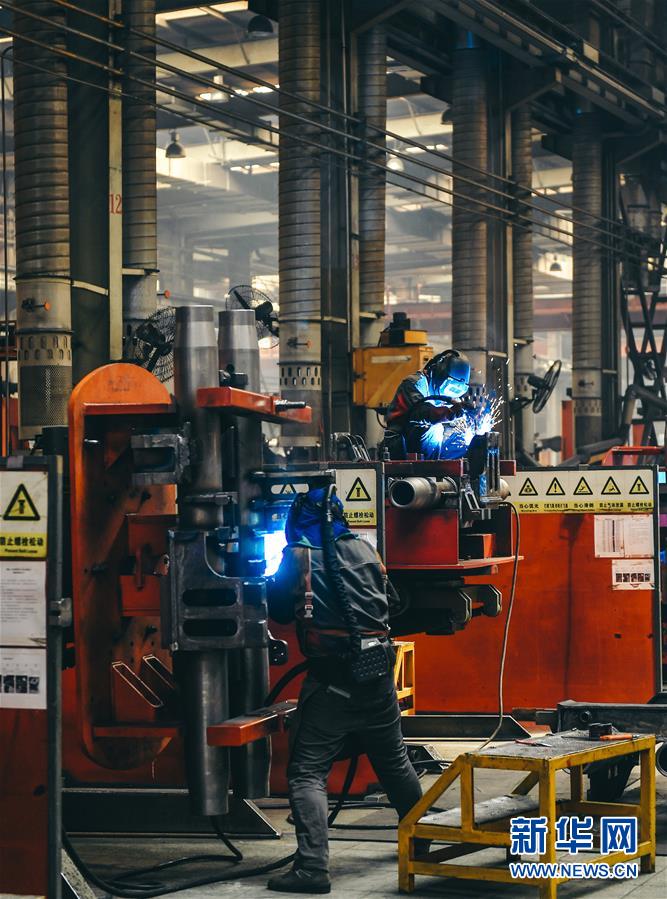 （在習(xí)近平新時(shí)代中國(guó)特色社會(huì)主義思想指引下——新時(shí)代新作為新篇章·習(xí)近平總書(shū)記關(guān)切事·圖文互動(dòng)）（4）汗水的味道——記錄奮戰(zhàn)在復(fù)工復(fù)產(chǎn)一線的勞動(dòng)者