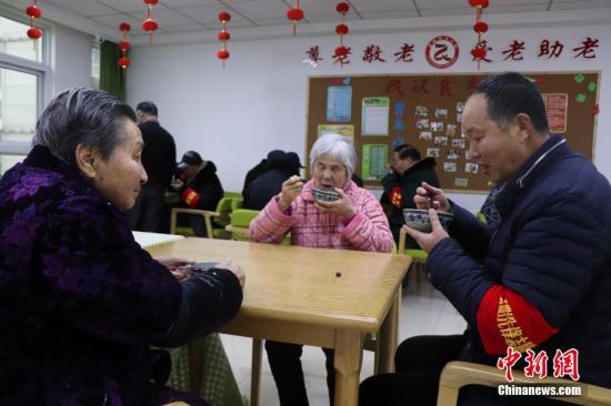 1月13日，志愿者為社區(qū)養(yǎng)老院送臘八粥。當(dāng)日是中國傳統(tǒng)臘八節(jié)，安徽省合肥市濱湖欣園社區(qū)志愿者為社區(qū)養(yǎng)老院送去臘八粥、慰問品和節(jié)日的祝福。<a target='_blank'  data-cke-saved- >中新社</a>發(fā) 余秀娟 攝