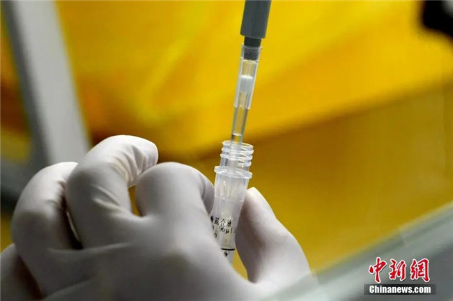 資料圖：工作人員正在準(zhǔn)備檢測試劑。<a target='_blank'  data-cke-saved- >中新社</a>記者 王東明 攝