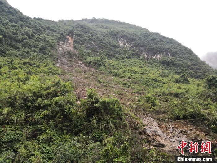 山體滑坡處?！↑S鵬 攝