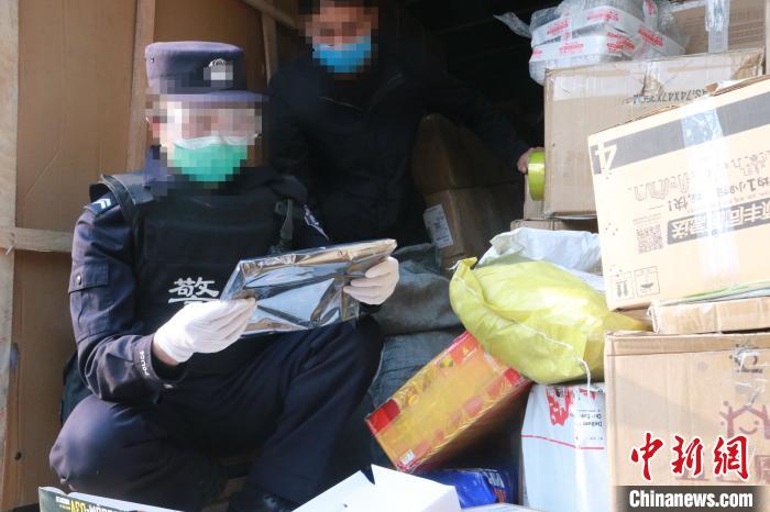 圖為勐康邊檢站民警在對快遞運輸車輛進行例行檢查。　楊添 攝