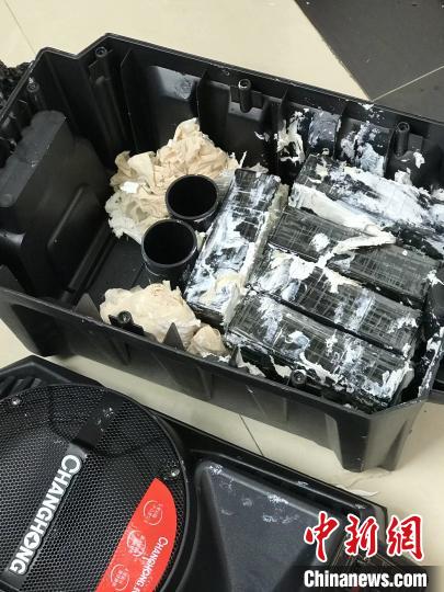 圖為臨滄邊境管理支隊從音響中查獲毒品。　劉永青 攝