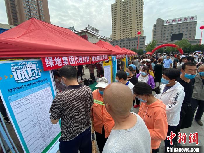 一些知名企業(yè)展臺(tái)前，投遞簡(jiǎn)歷、咨詢就業(yè)的人絡(luò)繹不絕?！∏愊?攝