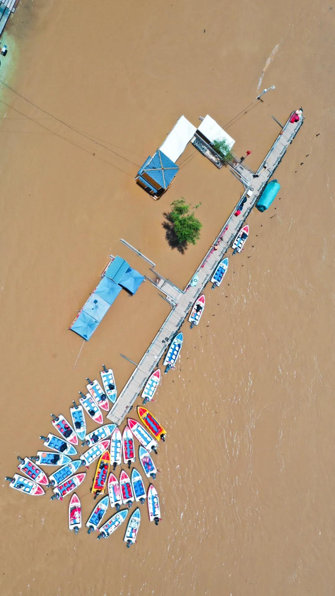 ▲圖為6月27日已暫時(shí)關(guān)閉的黃河蘭州段一處快艇碼頭（無人機(jī)照片）。新華社發(fā)（郎兵兵 攝）
