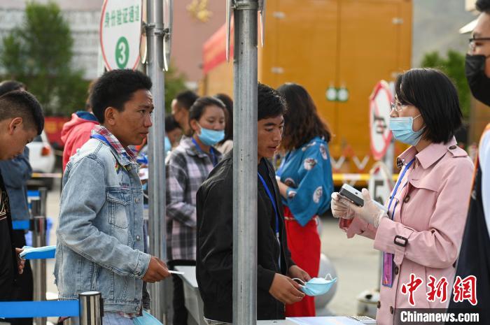 7月7日，考生在拉薩三高考點(diǎn)外進(jìn)行身份證件核驗(yàn)?！『闻罾?攝