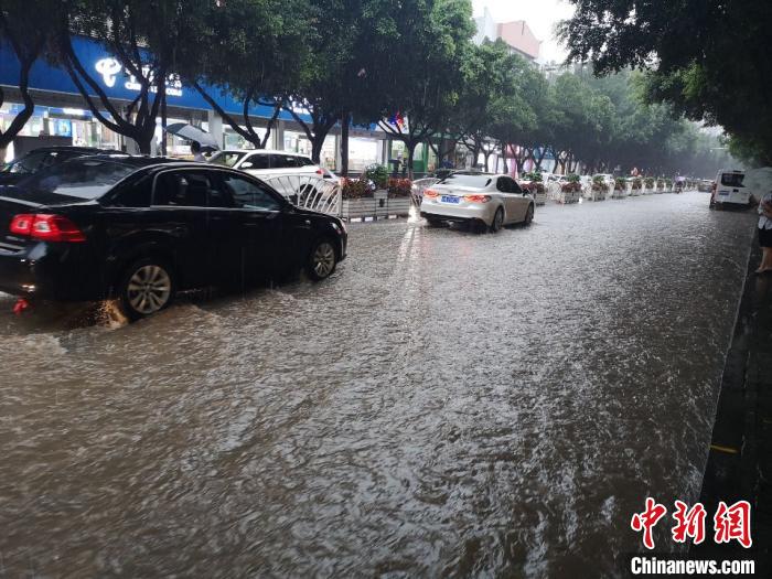 圖為重慶萬州城區(qū)積水嚴(yán)重。　重慶萬州區(qū)委宣傳部供圖 攝