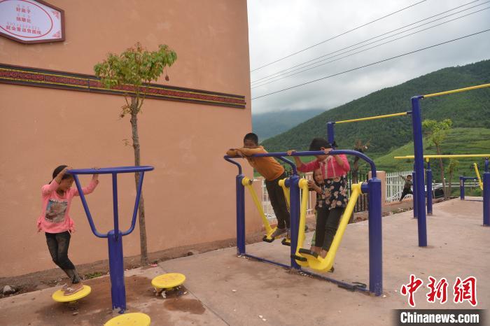 甲甲溝村里玩耍的孩子?！埨?攝