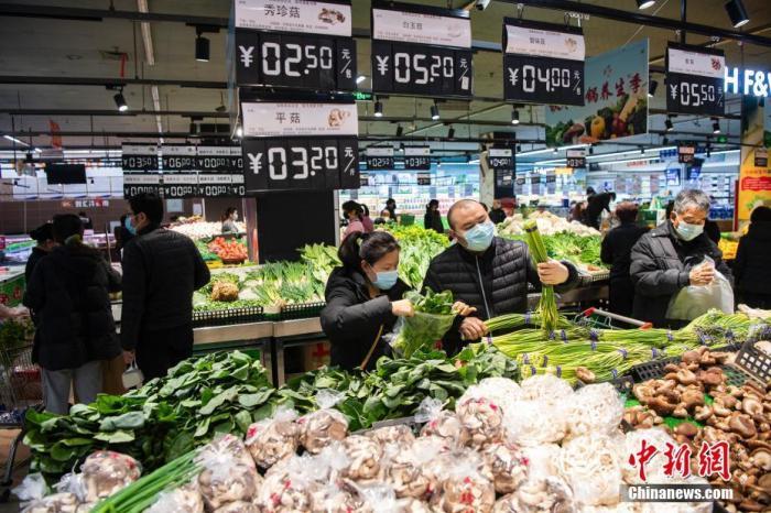資料圖：民眾在超市采購商品。<a target='_blank'  data-cke-saved- >中新社</a>記者 侯宇 攝