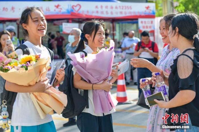 資料圖：6月10日，海南省海口市海南中學(xué)考點(diǎn)外，家長為剛剛走出考場的考生送上鮮花。當(dāng)日，海南省2021年高考結(jié)束 。 <a target='_blank'  data-cke-saved- ><p  align=