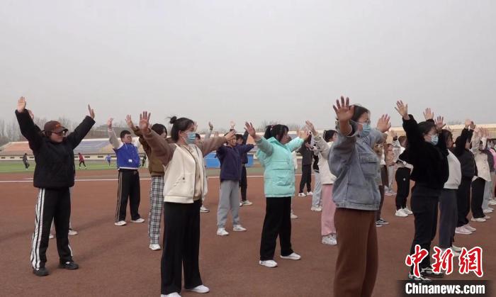 寧夏大學(xué)校園內(nèi)，學(xué)生練習(xí)八段錦。 謝宇 攝