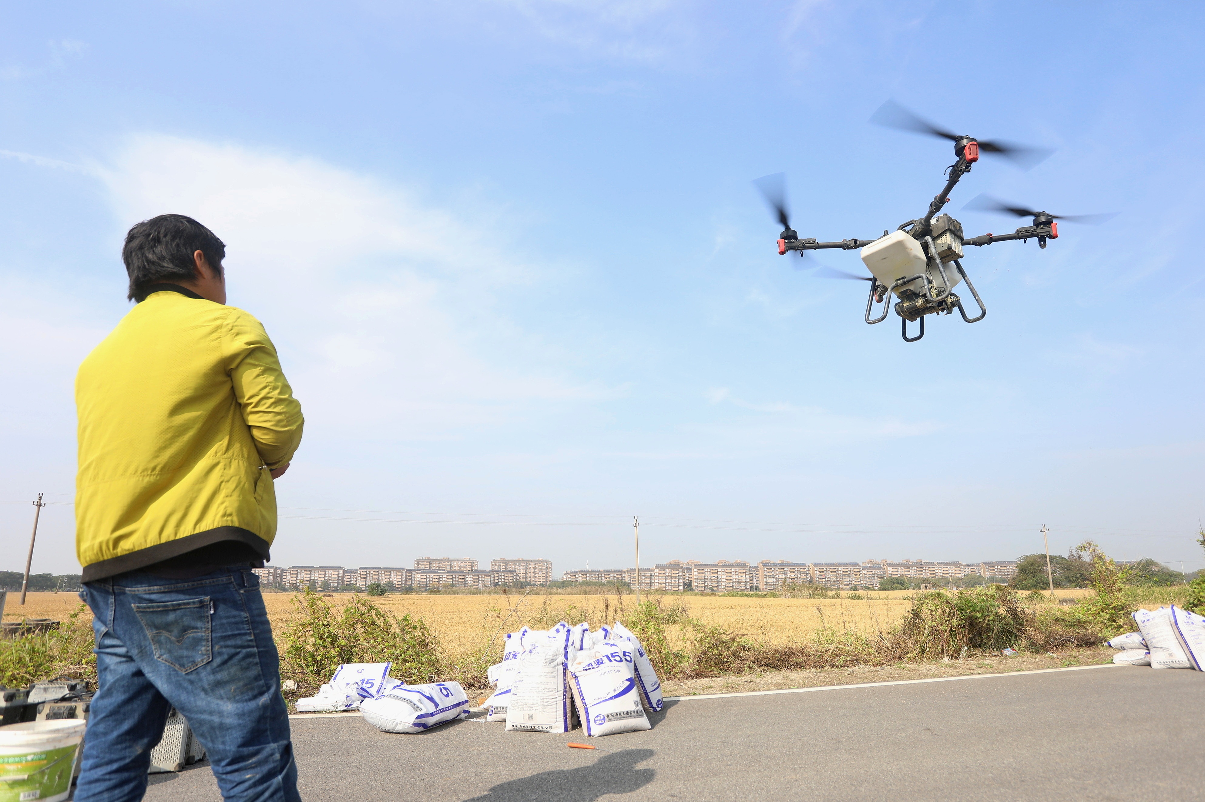 2023年11月15日，浙江嘉興，南湖區(qū)七星街道一處農(nóng)田里，農(nóng)民操縱無(wú)人機(jī)進(jìn)行冬小麥飛播。
